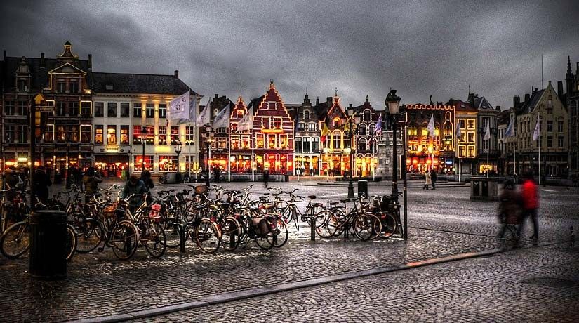 From Brussels: Bruges Day Trip with Boat Tour Option (ES) - Castle Square, the Basilica, and Market Square