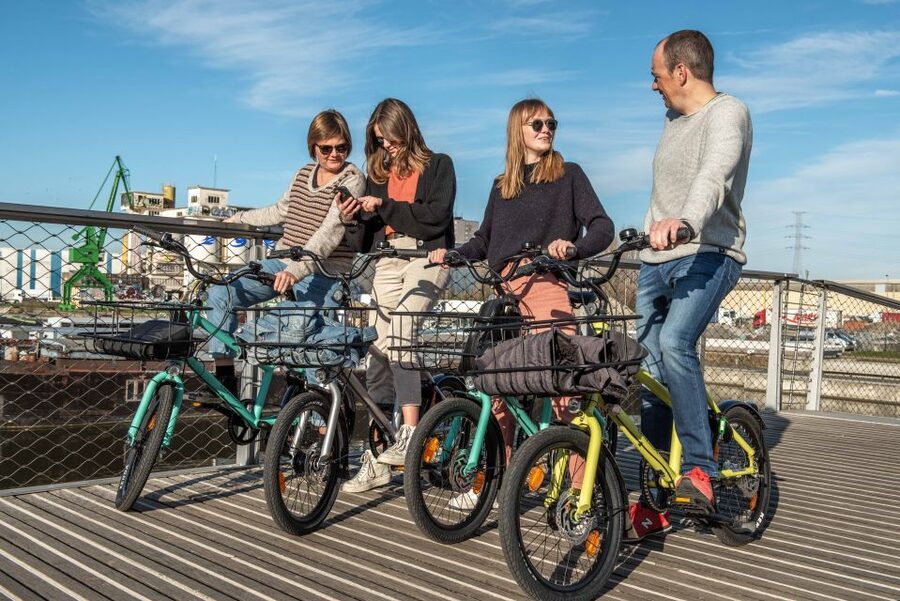 Ghent: City Highlights and Hidden Gems Guided Bike Tour - How the guide affects the experience