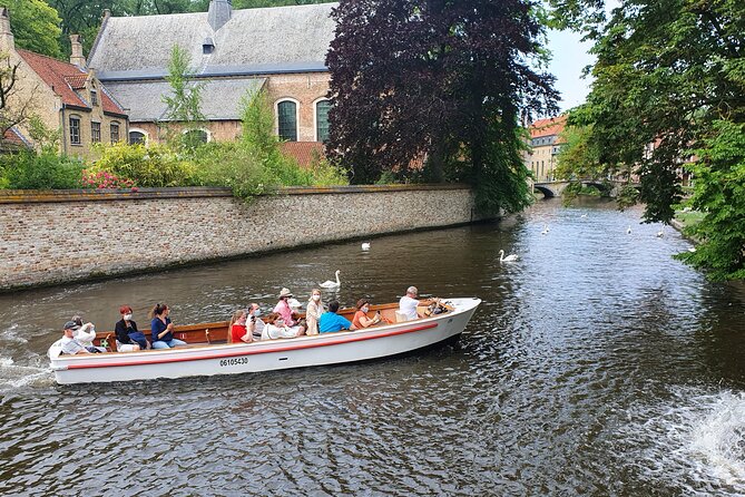 Guided boat trip and walk - Vismarkt and Bruges’ canal-side character