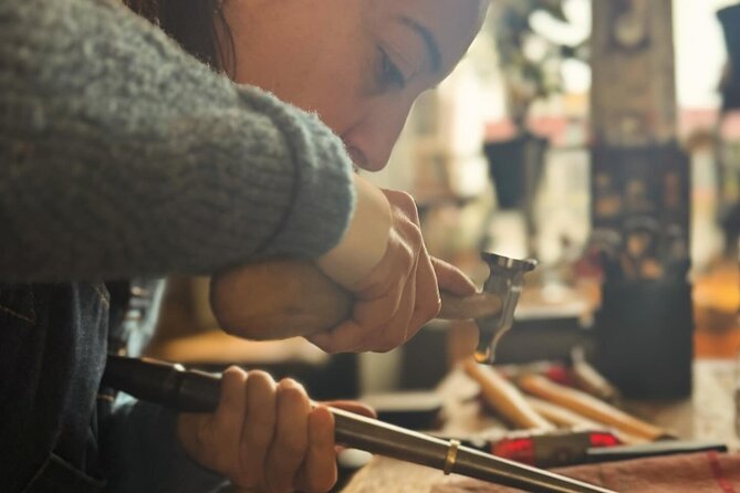 Handcraft your own silver ring in Bruges - Soldering the ends under close instruction