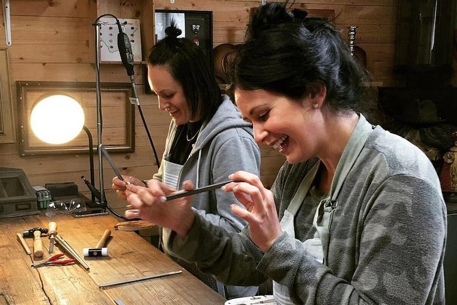 Handcraft your own silver ring in Bruges - Checking the fit and correcting the shape