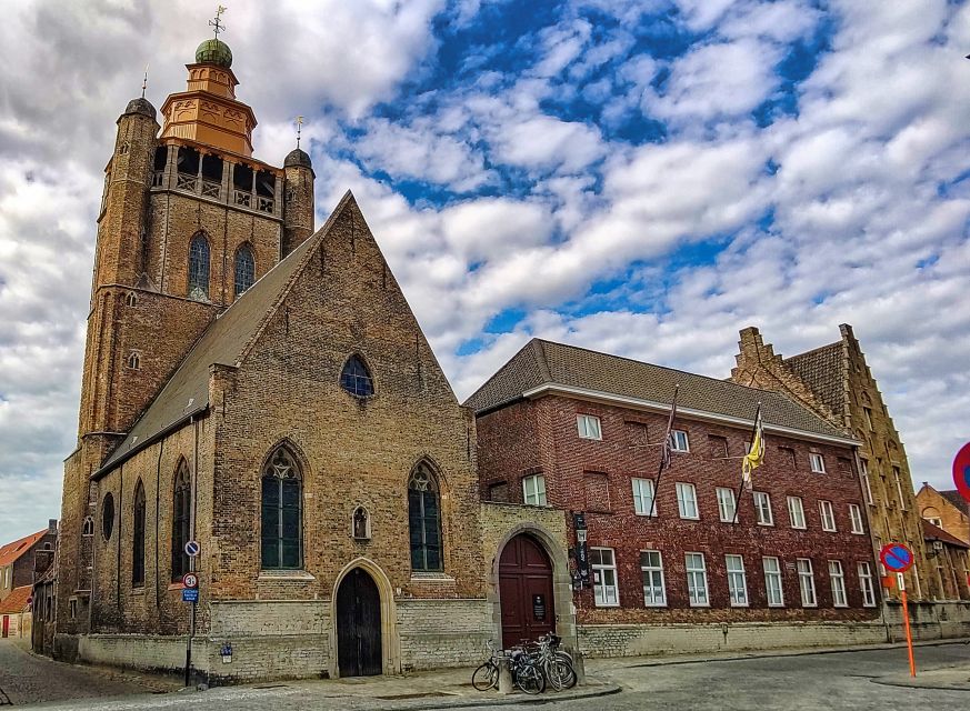 Historical Bruges: Jerusalem Chapel and Univ. of Commerce - Entering the Jerusalem Chapel and Adornes domain