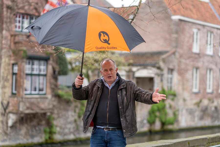 Historical walk in Bruges with local guide. Praline included - Key points to know before booking