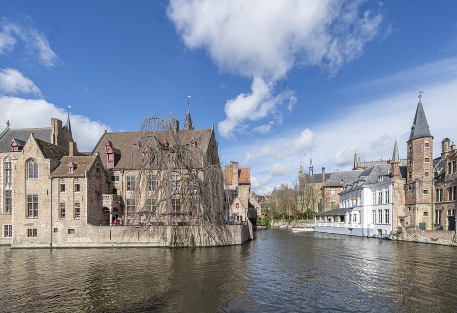 Historical walk in Bruges with local guide. Praline included - Why this two-hour walk works well in Bruges