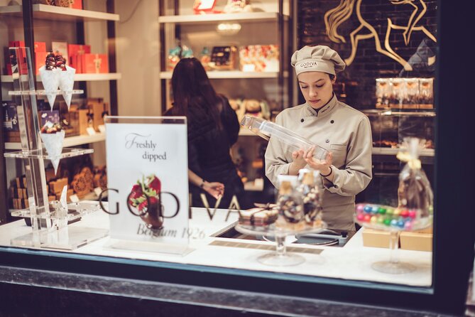 Private Bruges’ Iconic Sites and Chocolate Tasting Tour - De Halve Maan, Stoofstraat, and local flavor