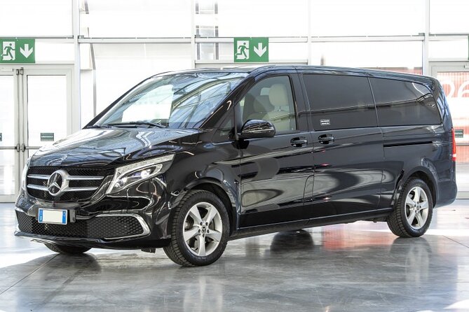 Private Departure Transfer from Brussels City to Brussels Airport by luxury van - A 30-minute ride, with airport timing in mind