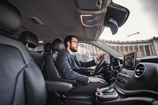 Private transfer from BRU Airport to Bruges with Mercedes V class 7 pax - Landing at Brussels Airport without the taxi scramble