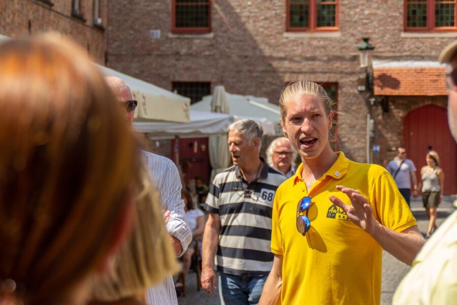 💛 Tell Me About Bruges 🏰 1000 Years of Stories by Locals ⭐ - Meeting the guide beneath the Belfry