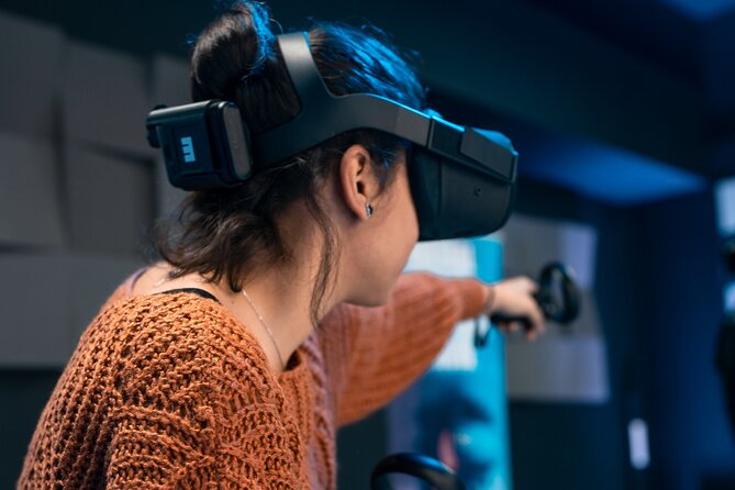 Virtual reality adventure in Brussels in Virtual Zone - The First Minutes: Learning the Gear