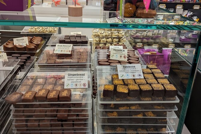 Walking Tour with Hot Chocolate and Chocolate Tasting - What the guide adds to the experience